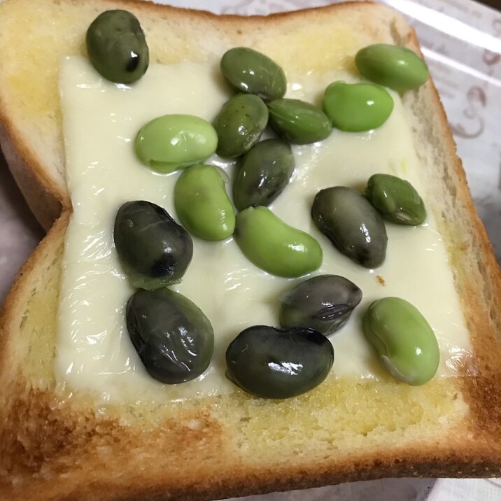 兵庫県産丹波篠山黒枝豆と国産チーズ乗せパン